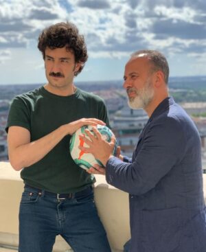 Javier Gutiérrez Instagram - Solamente juegan para ganar/
pero siempre con deportividad/
y no hay nadie mejor/
para la afición/
Oliver  Benji...
#ReyesDeLaNoche
Seguimos de promo con mi querido y admirado @mikiesparbe
@movistarplus
@zetastudiosprod
📷  @mi_mot