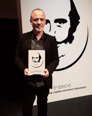Javier Gutiérrez Instagram - Gracias al @festivalantonioferrandis por pensar en mí en su quinta edición y sobre todo por alzar el telón y seguir creyendo en nuestro cine a pesar del momento tan delicado que estamos viviendo. 
#PremioAntonioFerrandis
#cineespañol
#yovoyalcine
#CulturaSegura
📷 @demaria13