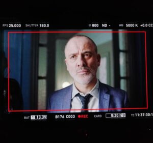 Javier Gutiérrez Instagram - Se acabó el puente y Márquez ya está de vuelta por el barrio de #Vallecas.
Muy pronto Temporada 4 de @estoyvivotve
@thegoodmoodproductions
@globomedia
@themediaprostudio