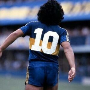 Javier Gutiérrez Instagram - Pena inmensa. Se ha ido Diego. Crecí amando el fútbol de Maradona allá donde jugase. Disfrutando de su juego, sus goles, su fantasía, su contagiosa alegría en el campo. Para mí seguirá siendo el rey.
Que la tierra te sea leve maestro.
#lamanodedios