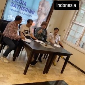 Javier Parisi Instagram - Terima kasih Indonesia 🙏🏻 Matur suwun Jogyakarta!!
I’ll be back🫶

📞Conectado 24/7 en Indonesia de la mano de @fonotrip_global 🌏

I love you all ❤️
с любовью 
Paljon rakkautta
愛を込めて
Com amor
.
.
.
.
#javierparisi #impersonator #johnlennon #lennon #lennontribute #tributetojohnlennon #beatleband #ultimateimagine #thebeatles #beatles #imaginejohnyoko #databeatle #lennonargentino #news #entertainment #ジョンレノン #eternallennon #lennonlookalike  #jogyakarta #johnlennontribute #prambanan #sammendesdirector