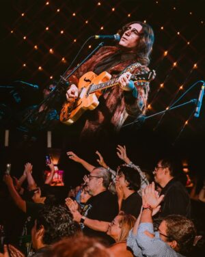 Javier Parisi Instagram - Reviviendo a la leyenda:
@javiparisi iluminó Lima con su concierto tributo a John Lennon, en donde también pudimos disfrutar de las canciones más representativas de The Beatles. 

Recuerda que si estás en Trujillo, puedes verlo HOY en el @teatro_upao. Entradas disponibles en @joinnus 🔥

Fotazos por @meghanlinoph ✌🏻

#javierparisi #Johnlennon #tributo #thebeatles
