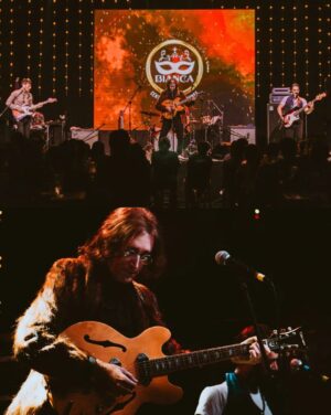 Javier Parisi Instagram - Reviviendo a la leyenda:
@javiparisi iluminó Lima con su concierto tributo a John Lennon, en donde también pudimos disfrutar de las canciones más representativas de The Beatles. 

Recuerda que si estás en Trujillo, puedes verlo HOY en el @teatro_upao. Entradas disponibles en @joinnus 🔥

Fotazos por @meghanlinoph ✌🏻

#javierparisi #Johnlennon #tributo #thebeatles