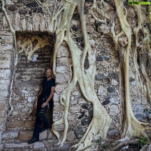 Javier Poza Instagram - Entre raíces.