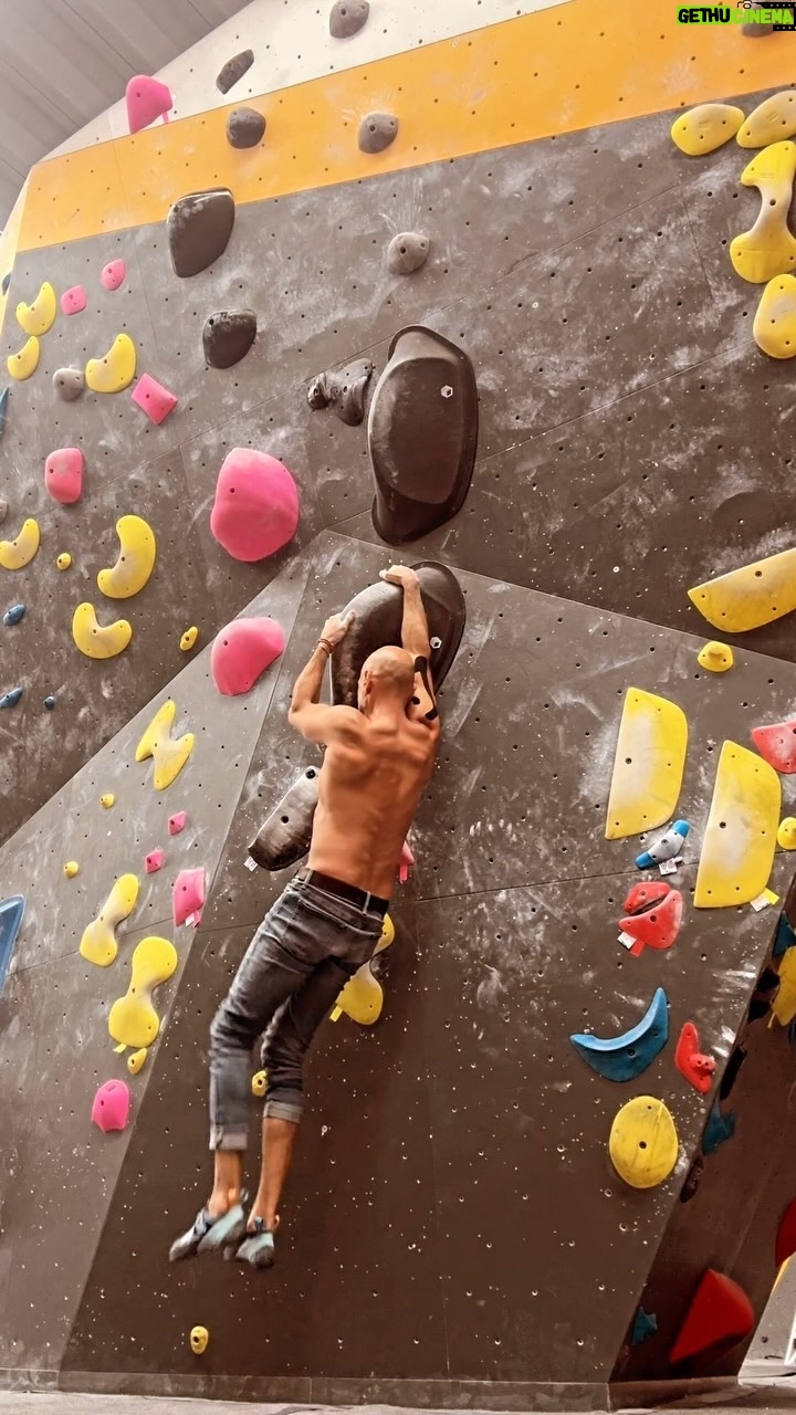 Javier Poza - 381 Likes - Hoy fue un gran día.
Sobre todo muy esperado.
Regrese a mi lugar feliz después de casi tres meses de ausencia debido a la ruptura del ligamento de mi bicep y aunque mi expectativa era muy baja, la verdad es que me sentí mejor de lo que esperaba.
Empecé de cero hasta que me fui sintiendo lo suficientemente confiando para lograr este V5 en el segundo intento. Nada mal para un primer día después de esta larga y aleccionadora pausa que me ha hecho ver todo de manera diferente.
He disfrutado el proceso, sin duda, pero es bueno estar de regreso, más motivado si, pero sobre todo, inmensamente agradecido.
.
.
.
.
.
.
#climb #climbing #climber #climbinglife #climbing_is_my_passion #boulder #bouldering #boulderinglife
#climbing_worldwide #indoorclimbing #goclimb #gripstrength #leadclimbing #doyouclimb #climbingnation #TimetoClimb #climbing_is_my_life #climbing_videos_of_instagram #climbingtraining #rockclimbing #rockclimb #rockclimber #Indoorrockclimbing
#boulderingproblems #boulderingwall #ageisjustanumber #50yearsyoung #tooyoungtobeold #fitover50 #prouddad
