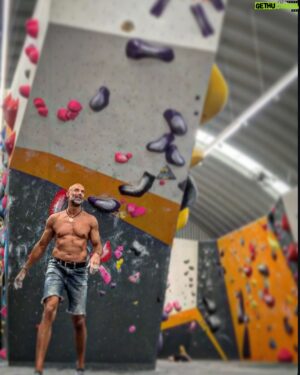 Javier Poza Instagram - “Exígete mucho a ti mismo y espera poco de los demás. Así te ahorras disgustos.”
Confusio