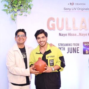 Jay Thakkar Instagram - Some sweet highlights from yesterday's Gullak Season-4 Screening! 
Do watch me as 'Suryanarayan' on Sony LIV & let me know how you like my 'jugaadu & quirky solutions' to each problem! 😉♥️

H.M.U.A.🧑‍🎤- @makeup.artist.anusha
🧥👖- @777zone 
👟- @converse

#JayThakkar #Suryanarayn #Screening #GullakSeason4 #CastandCrew #ActorDirector #TVF #WebSeries #Grateful #Blessed