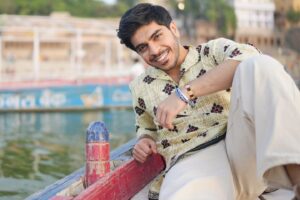 Jay Thakkar Instagram - यहां राख भी रख दो तो पारस बन जाता है, 
ऐसे ही नहीं कोई शहर बनारस बन जाता है । 🏞️❤️

Har Har Gange | Har Har Mahadev | 😇🙏

#JayThakkar #ShootingBreak #GangaGhaat #Banaras #UpcomingMovie #Grateful #Blessed #Mahadev