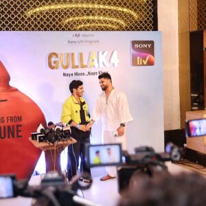 Jay Thakkar Instagram - Some sweet highlights from yesterday's Gullak Season-4 Screening! 
Do watch me as 'Suryanarayan' on Sony LIV & let me know how you like my 'jugaadu & quirky solutions' to each problem! 😉♥️

H.M.U.A.🧑‍🎤- @makeup.artist.anusha
🧥👖- @777zone 
👟- @converse

#JayThakkar #Suryanarayn #Screening #GullakSeason4 #CastandCrew #ActorDirector #TVF #WebSeries #Grateful #Blessed