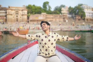 Jay Thakkar Instagram - यहां राख भी रख दो तो पारस बन जाता है, 
ऐसे ही नहीं कोई शहर बनारस बन जाता है । 🏞️❤️

Har Har Gange | Har Har Mahadev | 😇🙏

#JayThakkar #ShootingBreak #GangaGhaat #Banaras #UpcomingMovie #Grateful #Blessed #Mahadev