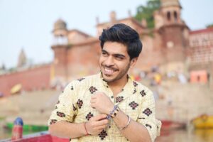 Jay Thakkar Instagram - यहां राख भी रख दो तो पारस बन जाता है, 
ऐसे ही नहीं कोई शहर बनारस बन जाता है । 🏞️❤️

Har Har Gange | Har Har Mahadev | 😇🙏

#JayThakkar #ShootingBreak #GangaGhaat #Banaras #UpcomingMovie #Grateful #Blessed #Mahadev