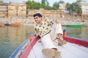 Jay Thakkar Instagram - यहां राख भी रख दो तो पारस बन जाता है, 
ऐसे ही नहीं कोई शहर बनारस बन जाता है । 🏞️❤️

Har Har Gange | Har Har Mahadev | 😇🙏

#JayThakkar #ShootingBreak #GangaGhaat #Banaras #UpcomingMovie #Grateful #Blessed #Mahadev