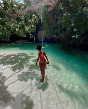 Jayd Ink Instagram - Don't mind me I'm just manifesting my next vacation in Jamaica. The way it’s cold in Toronto right now I wouldn’t mind some sand and salt water while eating a naseberry and drinking a pineapple soda..

Where would youu be? 

(1st picture is photoshopped) 🥲