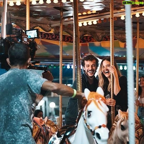 Jayme Matarazzo - 4.2K Likes - Hoje completamos 100 capítulos de Família é tudo!!
Cada cena e emoção são frutos de um trabalho árduo e de muita dedicação de muita gente. Agradeço a cada colega de set por tanta troca incrível até aqui e a todos que tornam essa novela possível ❤️ sinto muita gratidão por estar mais uma vez trabalhando com o que eu amo. E o melhor, com esses colegas de elenco que fazem o meu dia a dia de trabalho ser mais leve e divertido. #familiaétudo ✌🏻
@tvglobo | @isabellapinheiro