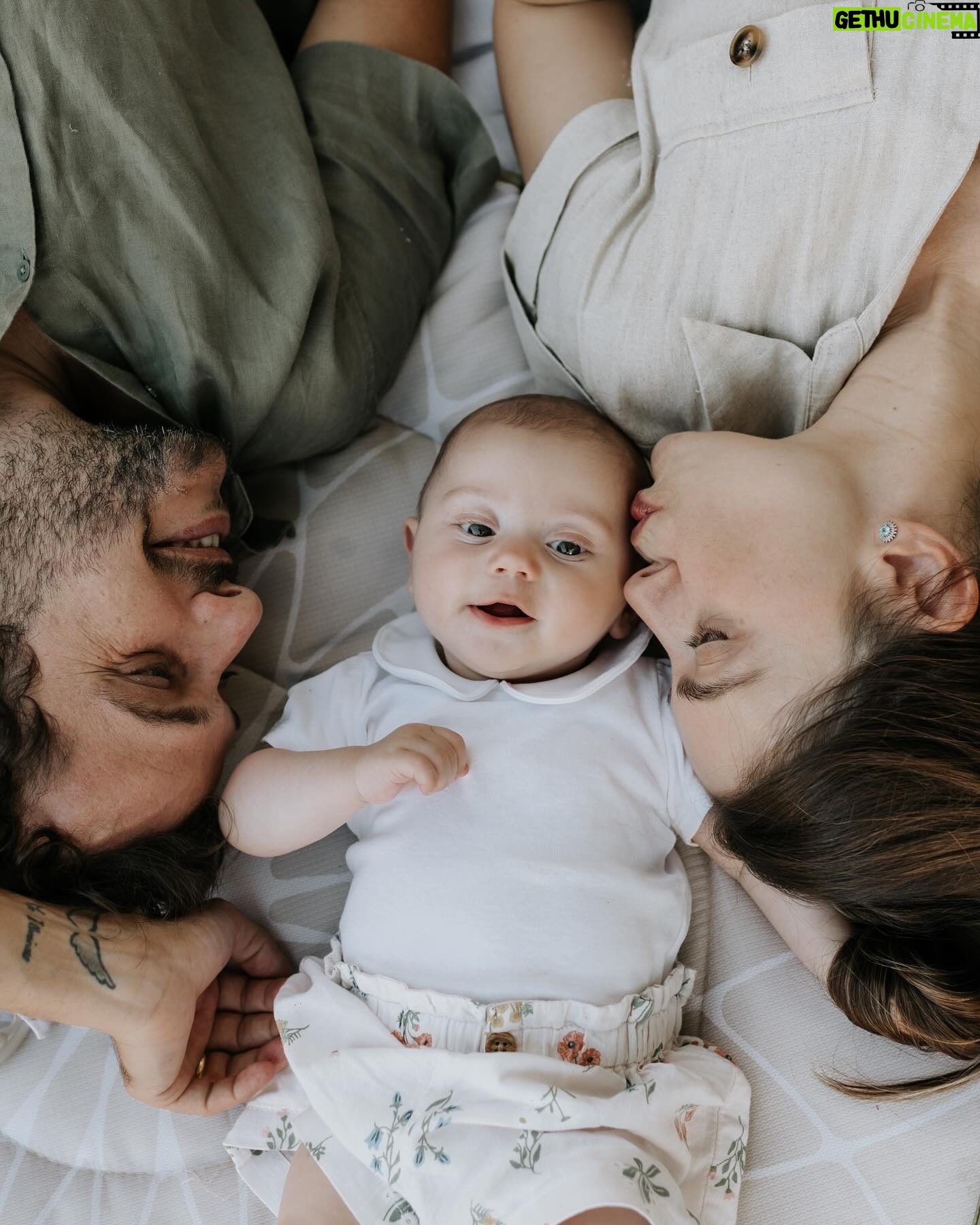 Jayme Matarazzo - 16.9K Likes - Comemoramos 7 meses da Maria, nossa caçula que trouxe ainda mais luz para a família e diariamente nos ensina sobre o que é o amor. A cópia da mãe (ok eu concordo com vocês nisso) tão pequena e tão amada por todos.
Ansioso pra cada descoberta, cada
aprendizado seu, pra te ver crescer e viver essa vida toda com você ❤️
📷 @babuskafotografia