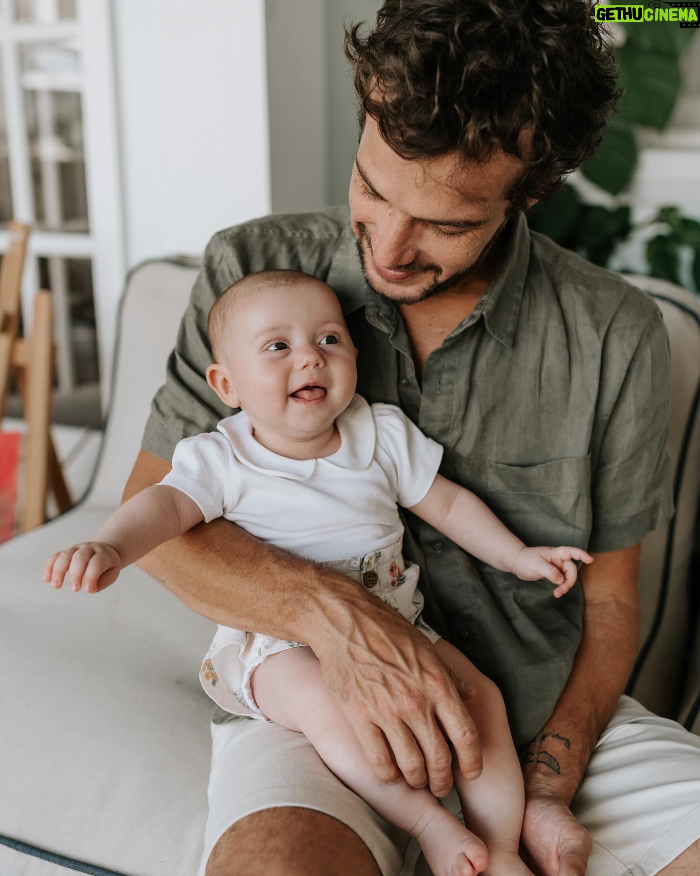 Jayme Matarazzo - 16.9K Likes - Comemoramos 7 meses da Maria, nossa caçula que trouxe ainda mais luz para a família e diariamente nos ensina sobre o que é o amor. A cópia da mãe (ok eu concordo com vocês nisso) tão pequena e tão amada por todos.
Ansioso pra cada descoberta, cada
aprendizado seu, pra te ver crescer e viver essa vida toda com você ❤️
📷 @babuskafotografia