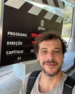 Jayme Matarazzo Instagram - Tudo novo de novo!! Bora pra mais uma jornada! Viver mais um personagem e contar mais uma história incrível me preenche de alegria. Feliz de estar de volta! Logo logo teremos mais novidades. “Família é tudo“ vem aí e vai ser lindo 🎥🎬🎞️🖤
