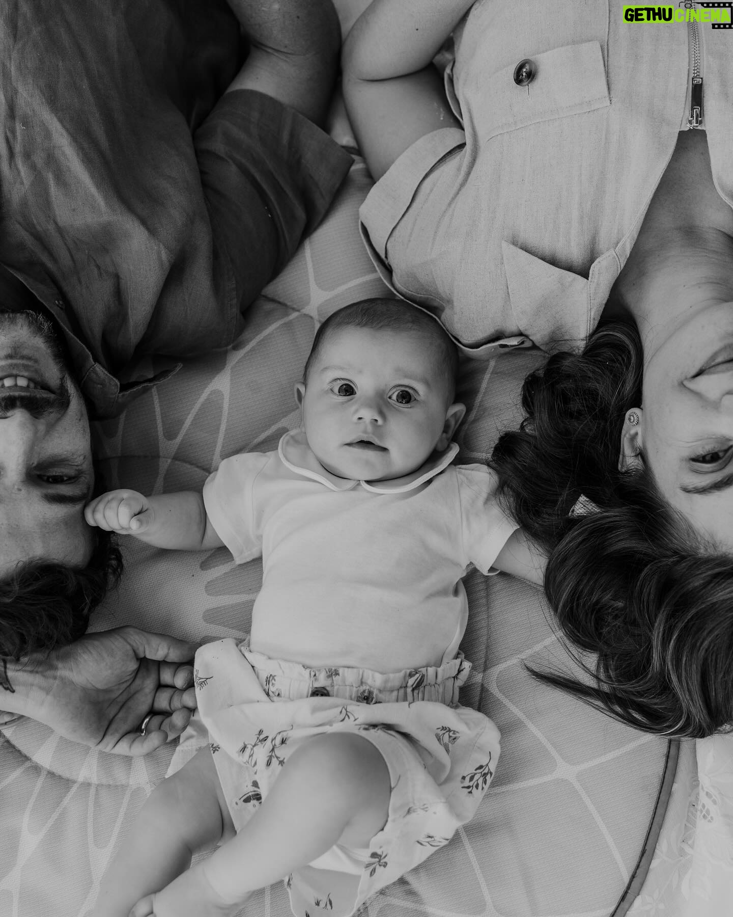 Jayme Matarazzo - 16.9K Likes - Comemoramos 7 meses da Maria, nossa caçula que trouxe ainda mais luz para a família e diariamente nos ensina sobre o que é o amor. A cópia da mãe (ok eu concordo com vocês nisso) tão pequena e tão amada por todos.
Ansioso pra cada descoberta, cada
aprendizado seu, pra te ver crescer e viver essa vida toda com você ❤️
📷 @babuskafotografia