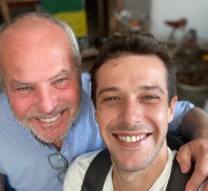 Jayme Matarazzo Instagram - Hoje é dia dele!!! 🎉 Te amo @jaymemonjardim !!! Pai que amo e admiro muito e que hoje também atende por vovó Monja!!! Nós te amamos e morremos de orgulho de você !! 
💙💜💛💚❤️🩵🩷