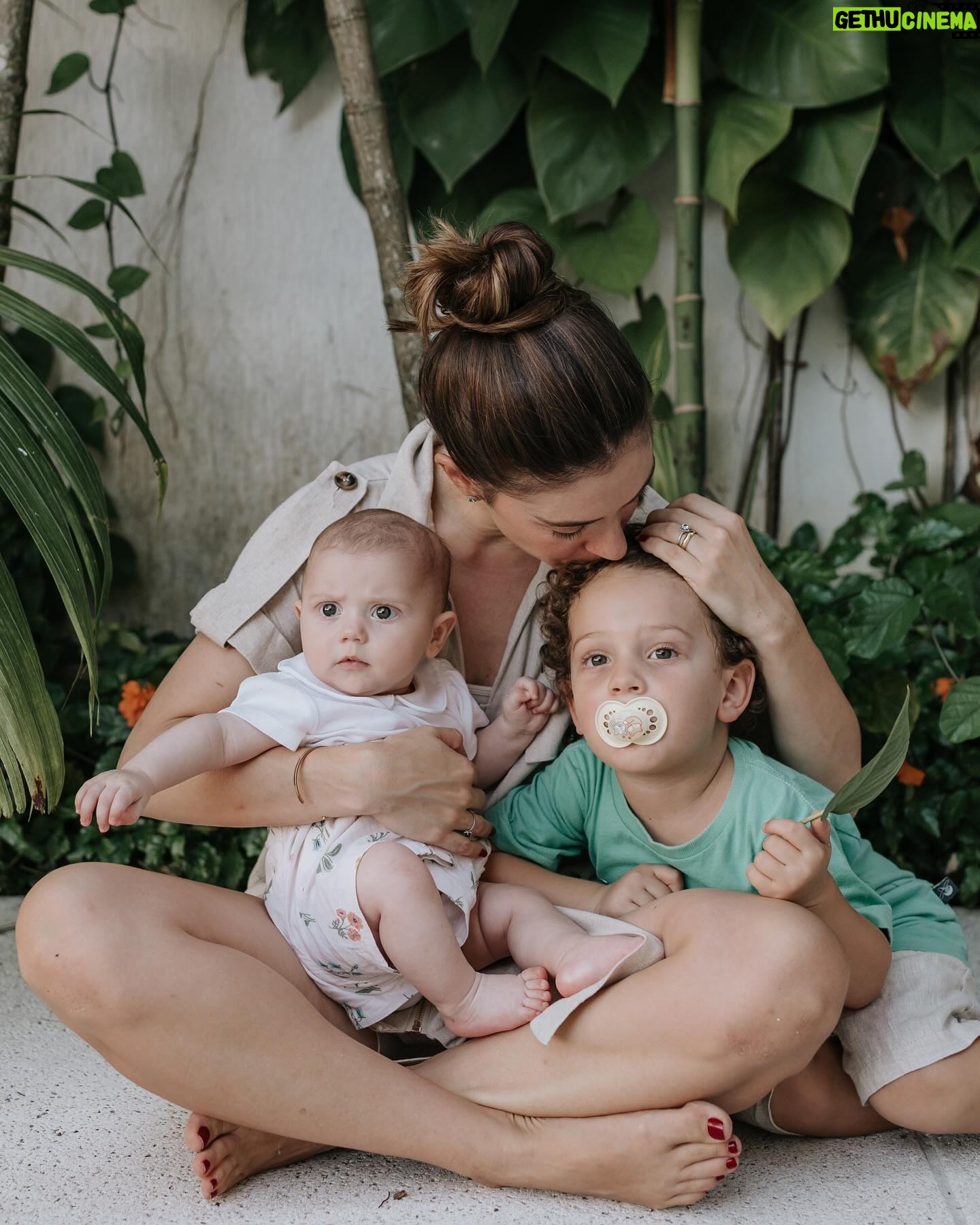 Jayme Matarazzo - 55K Likes - Que sorte a minha estar cercado de mamães incríveis, mulheres fortes, inspiradoras , e que fazem os meus sonhos maiores se tornarem realidade. Obrigado minha mãe, obrigado meu amor, minha sogra, minha irmã, Cacá nossa parceira incrível, e desejo de coração que todas as mamães tenham tido um lindo dia e que se sintam beijadas nessa data e em todos os dias. Feliz dia das mães!!! Vcs são incríveis !!! ❤️💙🤍🩵💜💛💚
📸: @babuskafotografia 🌹