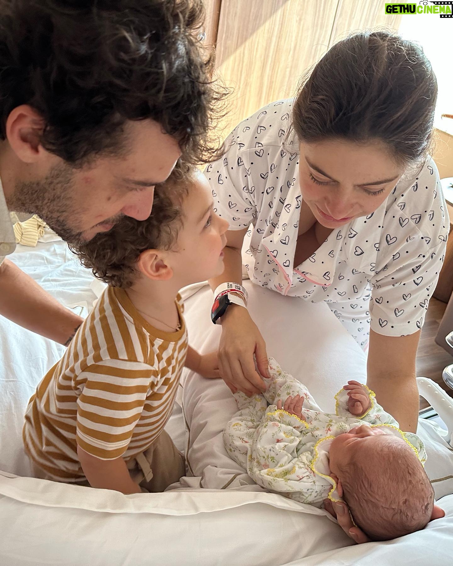 Jayme Matarazzo - 23.6K Likes - E assim, no dia 22 de novembro, as 14:13, a nossa família cresceu !!! 💫 Agora somos 4 🥰 !!! Agora somos mais fortes … e continuamos sendo amor ❤️ !!! O que dizer sobre a felicidade de se ganhar uma filha !!! Uma Maria pra chamar de nossa… Bem vinda minha filha. Sua família te ama demais 🌹
E nosso muito obrigado a toda equipe da @rededor_oficial_star e a cada pessoa da nossa equipe médica que fizeram desse momento, um momento ainda mais único e leve!!!
@luizatellechea Meu amor. Te amo e te admiro demais. Nossa família é a nossa morada. Obrigado por tanto ❤️