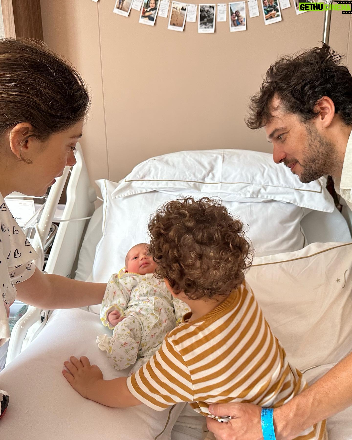 Jayme Matarazzo - 23.6K Likes - E assim, no dia 22 de novembro, as 14:13, a nossa família cresceu !!! 💫 Agora somos 4 🥰 !!! Agora somos mais fortes … e continuamos sendo amor ❤️ !!! O que dizer sobre a felicidade de se ganhar uma filha !!! Uma Maria pra chamar de nossa… Bem vinda minha filha. Sua família te ama demais 🌹
E nosso muito obrigado a toda equipe da @rededor_oficial_star e a cada pessoa da nossa equipe médica que fizeram desse momento, um momento ainda mais único e leve!!!
@luizatellechea Meu amor. Te amo e te admiro demais. Nossa família é a nossa morada. Obrigado por tanto ❤️