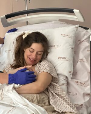 Jayme Matarazzo Instagram - E assim, no dia 22 de novembro, as 14:13, a nossa família cresceu !!! 💫  Agora somos 4 🥰 !!! Agora somos mais fortes … e continuamos sendo amor ❤️ !!! O que dizer sobre a felicidade de se ganhar uma filha !!! Uma Maria pra chamar de nossa… Bem vinda minha filha. Sua família te ama demais 🌹 
E nosso muito obrigado a toda equipe da @rededor_oficial_star e a cada pessoa da nossa equipe médica que fizeram desse momento, um momento ainda mais único e leve!!! 
@luizatellechea  Meu amor. Te amo e te admiro demais. Nossa família é a nossa morada. Obrigado por tanto ❤️