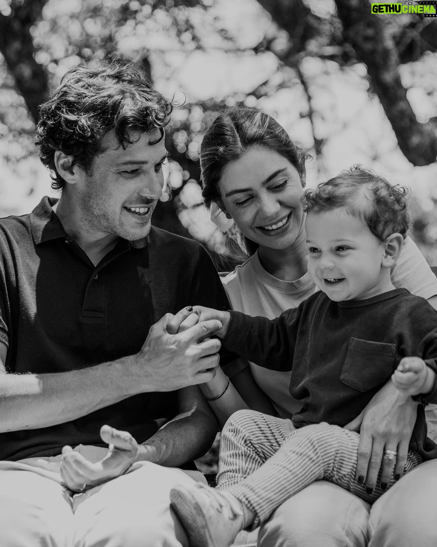 Jayme Matarazzo - 11.1K Likes - Tudo novo de novo 🤍 Muito felizes em compartilhar que nossa família tá crescendo! Vamos embarcar nessa aventura tão desejada que é a nossa segunda gravidez. Antonio vai ganhar uma irmã! E tá radiante! ✨
Juntos estamos realizando o nosso maior sonho, aquilo pra nós tem o maior valor e que é a nossa maior prioridade: a nossa família. Obrigada Deus por tanto 🙏🏼
Vem Maria, que o Papai, a Mamãe e o Antonio já te amam muito!
