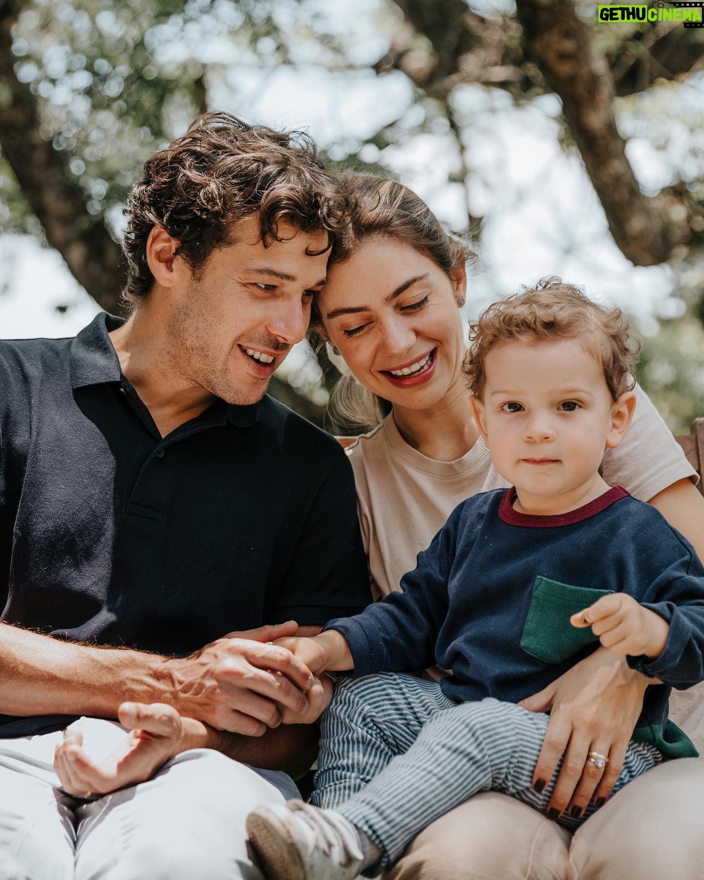 Jayme Matarazzo - 11.1K Likes - Tudo novo de novo 🤍 Muito felizes em compartilhar que nossa família tá crescendo! Vamos embarcar nessa aventura tão desejada que é a nossa segunda gravidez. Antonio vai ganhar uma irmã! E tá radiante! ✨
Juntos estamos realizando o nosso maior sonho, aquilo pra nós tem o maior valor e que é a nossa maior prioridade: a nossa família. Obrigada Deus por tanto 🙏🏼
Vem Maria, que o Papai, a Mamãe e o Antonio já te amam muito!