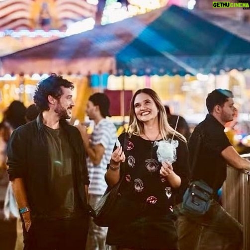 Jayme Matarazzo - 4.2K Likes - Hoje completamos 100 capítulos de Família é tudo!!
Cada cena e emoção são frutos de um trabalho árduo e de muita dedicação de muita gente. Agradeço a cada colega de set por tanta troca incrível até aqui e a todos que tornam essa novela possível ❤️ sinto muita gratidão por estar mais uma vez trabalhando com o que eu amo. E o melhor, com esses colegas de elenco que fazem o meu dia a dia de trabalho ser mais leve e divertido. #familiaétudo ✌🏻
@tvglobo | @isabellapinheiro