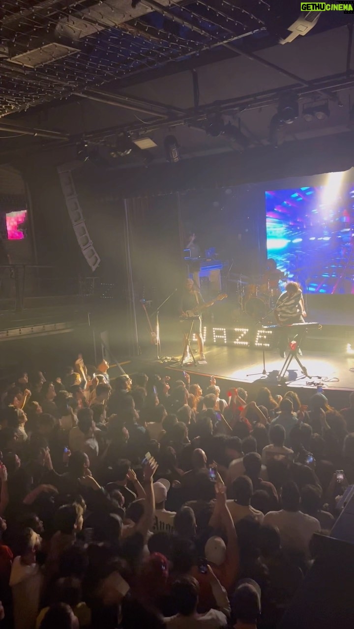 Jaze - 3 Likes - hace una semana pasaba esto en Buenos Aires🇦🇷
un año de sin tocar, un año de llevar a cabo este proyecto, este disco que solo me ha dado puras alegrias.
tanto lo soñaba🥲 este momento me quedará para toda la vida🫶 gracias a todxs los q fueron, es solo el inicio del tour(?) 🫣
TOY LOKAZO CORAZON <3