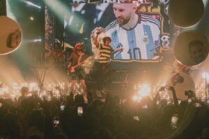 Jaze Instagram - recien aterrizando del fly que fue @nicetoclub Buenos Aires este sabado, que presentamos Toy Lokazo💿 por primera vez ! 🥲 

agradecido con mi equipo de @dgexperiencecom @grinbankdaniel por hacer posible el show, y con toda la gente que me recibio asi fuera de casa🇦🇷❤️

tambien agradecer a la tremenda banda que se armo, con la que saldremos a detonar este disco y show x todos lados. EL CALIZ DE LAS WENAS BAND🧉
ls amo @chokibass @naiahtrigoso @diegomema @lautibancalari

y a @santicelli y @danielribba por pasarse a compartir🥂

los outfits a cargo de @roparevolver <3

📸: @agustindusserre

y ahora... ke sigue ?