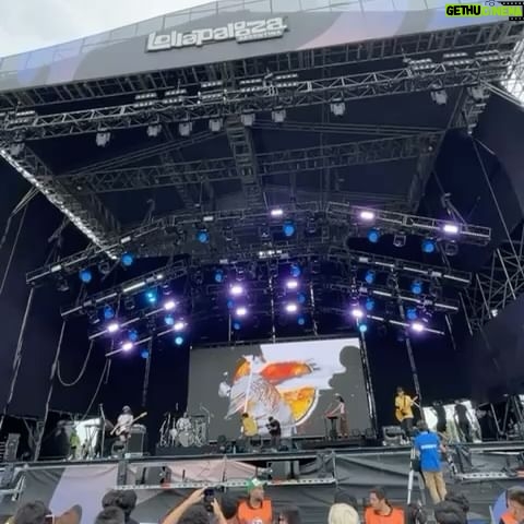 Jaze - 38.7K Likes - fin de semana soñado en @lollapaloozaar 🇦🇷 y @vivelatino 🇲🇽 donde salimos a tocar el Toylo💿 y los temitas que fueron abrazando estos ultimos años, llevando la bandera 🇵🇪 y recargandome de la energia de tantxs amigxs de mi país que dejan el alma en su increible arte. me tocó a mi vivir esta experiencia y solo me queda agradecer a la vida, y seguir soñando alto para lo próximo que acontecera 🥁
gracias a la banda que me acompaña y al equipo de trabajo con el que se armó y se sigue armando este proyecto @dgexperiencecom ✨ el jueves sale "la terminal", no se vayan a olvidar ;) salud🍾