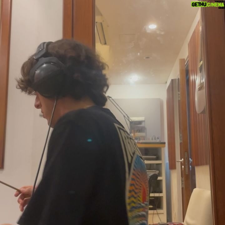 Jaze - 3 Likes - que onda bellezaS ! cómo estan ? yo x Madrid, y se terminó justo de masterizar la próxima canción que adelantaremos para ustedes 🪵🔨
la sacamos en julio ? ⛴️
pd : mi fam de Lima 🇵🇪, cuento los dias para vernos el 5 de septiembre (con entradas agotadas🥲❤️😵)