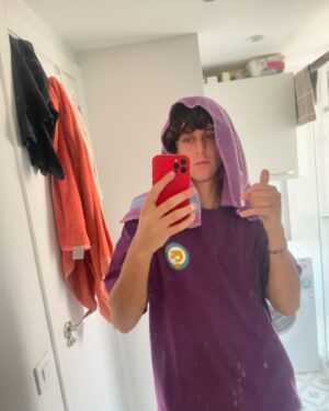 Jaze Instagram - que onda bellezaS ! cómo estan ? yo x Madrid, y se terminó justo de masterizar la próxima canción que adelantaremos para ustedes 🪵🔨
la sacamos en julio ? ⛴️

pd : mi fam de Lima 🇵🇪, cuento los dias para vernos el 5 de septiembre (con entradas agotadas🥲❤️😵)