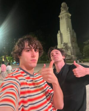 Jaze Instagram - que onda bellezaS ! cómo estan ? yo x Madrid, y se terminó justo de masterizar la próxima canción que adelantaremos para ustedes 🪵🔨
la sacamos en julio ? ⛴️

pd : mi fam de Lima 🇵🇪, cuento los dias para vernos el 5 de septiembre (con entradas agotadas🥲❤️😵)