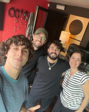 Jaze Instagram - que onda bellezaS ! cómo estan ? yo x Madrid, y se terminó justo de masterizar la próxima canción que adelantaremos para ustedes 🪵🔨
la sacamos en julio ? ⛴️

pd : mi fam de Lima 🇵🇪, cuento los dias para vernos el 5 de septiembre (con entradas agotadas🥲❤️😵)