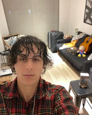 Jaze Instagram - 🇦🇷 oficialmente muda2 🇦🇷
hoy se cumple 1 mes desde q salio el TOY LOKAZO💿 y casi 1 mes tambien de mi mudanza a los buenos aires argentina cheee!
extraño tantas cosas de lima, pero la verda es q conoci ya y sigo conociendo gente inedita q me ha hecho sentir en casa <3

paso a decir que toi bien! q estoy agradecido d poder vivir tanta cosa bella gracias a la musica y que ls quiero mucho. la verdad es q el disco la viene rompiendo🥳 me pone muy contento q puedan disfrutarlo, fue una larga chamba y hoy cumple su primer mes⚡️ 
hay mucho x hacer todavia, no se suelten q pronto habran noticias muy lindas ee👀🌎 abrazo a todxs graciasgracias x el cariño

iaia muxo texto, les dejo un popurri d imagenes estimulantes ;) vayan a escuchar el toylo y lavense las manitos besos💋
