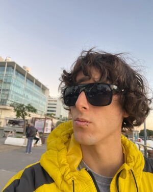 Jaze Instagram - 🇦🇷 oficialmente muda2 🇦🇷
hoy se cumple 1 mes desde q salio el TOY LOKAZO💿 y casi 1 mes tambien de mi mudanza a los buenos aires argentina cheee!
extraño tantas cosas de lima, pero la verda es q conoci ya y sigo conociendo gente inedita q me ha hecho sentir en casa <3

paso a decir que toi bien! q estoy agradecido d poder vivir tanta cosa bella gracias a la musica y que ls quiero mucho. la verdad es q el disco la viene rompiendo🥳 me pone muy contento q puedan disfrutarlo, fue una larga chamba y hoy cumple su primer mes⚡️ 
hay mucho x hacer todavia, no se suelten q pronto habran noticias muy lindas ee👀🌎 abrazo a todxs graciasgracias x el cariño

iaia muxo texto, les dejo un popurri d imagenes estimulantes ;) vayan a escuchar el toylo y lavense las manitos besos💋