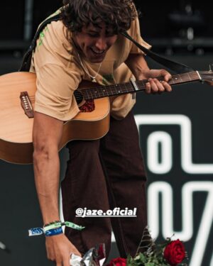 Jaze Instagram - fin de semana soñado en @lollapaloozaar 🇦🇷 y @vivelatino 🇲🇽 donde salimos a tocar el Toylo💿 y los temitas que fueron abrazando estos ultimos años, llevando la bandera 🇵🇪 y recargandome de la energia de tantxs amigxs de mi país que dejan el alma en su increible arte. me tocó a mi vivir esta experiencia y solo me queda agradecer a la vida, y seguir soñando alto para lo próximo que acontecera 🥁

gracias a la banda que me acompaña y al equipo de trabajo con el que se armó y se sigue armando este proyecto @dgexperiencecom ✨ el jueves sale "la terminal", no se vayan a olvidar ;) salud🍾