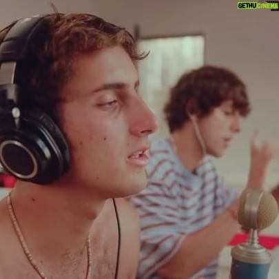 Jaze - 3 Likes - entre olas y pura buena vibra sale "woyo woyo" 🌴 que ya es de ustedes
el año pasado me quedé x 1 mes en casa de Gabriel, en la playa, y me mostró una idea que tenía olvidada de años atrás. se me ocurrieron algunas ideas y la estuvimos trabajando durante todo el año pasado, asi que es una enorme felicidad poder compartirla 🫶
lindo que el video muestra la esencia del tema, y cómo y dónde se hizo. un vacilon total y un placer @gabiboi__ ! gracias x permitirme el espacio en esta cursi cancion 💚
ya disponible en todas las plataformas y el video en youtube ! vayan a chekear, abrazo y disfrute ☀️