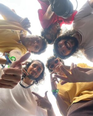 Jaze Instagram - fin de semana soñado en @lollapaloozaar 🇦🇷 y @vivelatino 🇲🇽 donde salimos a tocar el Toylo💿 y los temitas que fueron abrazando estos ultimos años, llevando la bandera 🇵🇪 y recargandome de la energia de tantxs amigxs de mi país que dejan el alma en su increible arte. me tocó a mi vivir esta experiencia y solo me queda agradecer a la vida, y seguir soñando alto para lo próximo que acontecera 🥁

gracias a la banda que me acompaña y al equipo de trabajo con el que se armó y se sigue armando este proyecto @dgexperiencecom ✨ el jueves sale "la terminal", no se vayan a olvidar ;) salud🍾