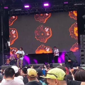 Jaze Instagram - fin de semana soñado en @lollapaloozaar 🇦🇷 y @vivelatino 🇲🇽 donde salimos a tocar el Toylo💿 y los temitas que fueron abrazando estos ultimos años, llevando la bandera 🇵🇪 y recargandome de la energia de tantxs amigxs de mi país que dejan el alma en su increible arte. me tocó a mi vivir esta experiencia y solo me queda agradecer a la vida, y seguir soñando alto para lo próximo que acontecera 🥁

gracias a la banda que me acompaña y al equipo de trabajo con el que se armó y se sigue armando este proyecto @dgexperiencecom ✨ el jueves sale "la terminal", no se vayan a olvidar ;) salud🍾