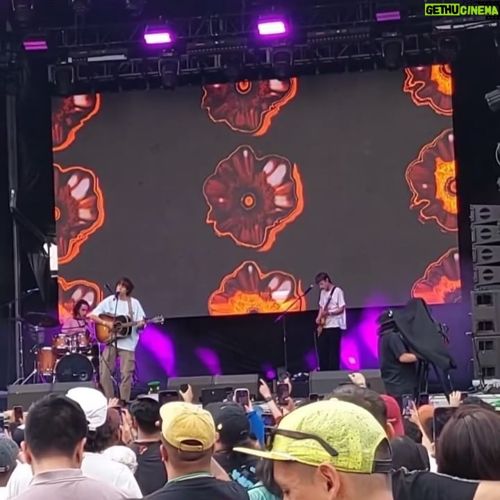 Jaze - 38.7K Likes - fin de semana soñado en @lollapaloozaar 🇦🇷 y @vivelatino 🇲🇽 donde salimos a tocar el Toylo💿 y los temitas que fueron abrazando estos ultimos años, llevando la bandera 🇵🇪 y recargandome de la energia de tantxs amigxs de mi país que dejan el alma en su increible arte. me tocó a mi vivir esta experiencia y solo me queda agradecer a la vida, y seguir soñando alto para lo próximo que acontecera 🥁
gracias a la banda que me acompaña y al equipo de trabajo con el que se armó y se sigue armando este proyecto @dgexperiencecom ✨ el jueves sale "la terminal", no se vayan a olvidar ;) salud🍾