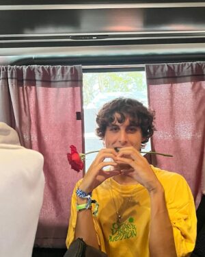 Jaze Instagram - fin de semana soñado en @lollapaloozaar 🇦🇷 y @vivelatino 🇲🇽 donde salimos a tocar el Toylo💿 y los temitas que fueron abrazando estos ultimos años, llevando la bandera 🇵🇪 y recargandome de la energia de tantxs amigxs de mi país que dejan el alma en su increible arte. me tocó a mi vivir esta experiencia y solo me queda agradecer a la vida, y seguir soñando alto para lo próximo que acontecera 🥁

gracias a la banda que me acompaña y al equipo de trabajo con el que se armó y se sigue armando este proyecto @dgexperiencecom ✨ el jueves sale "la terminal", no se vayan a olvidar ;) salud🍾