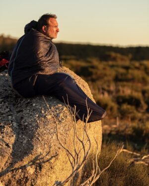 Jean Dujardin Instagram - SUR LES CHEMINS NOIRS de @denis_imbert_ d’après le récit de #sylvaintesson le 22 mars au cinéma @radarfilms_clementmiserez @apollo_distrib photo : @thomasgoisque