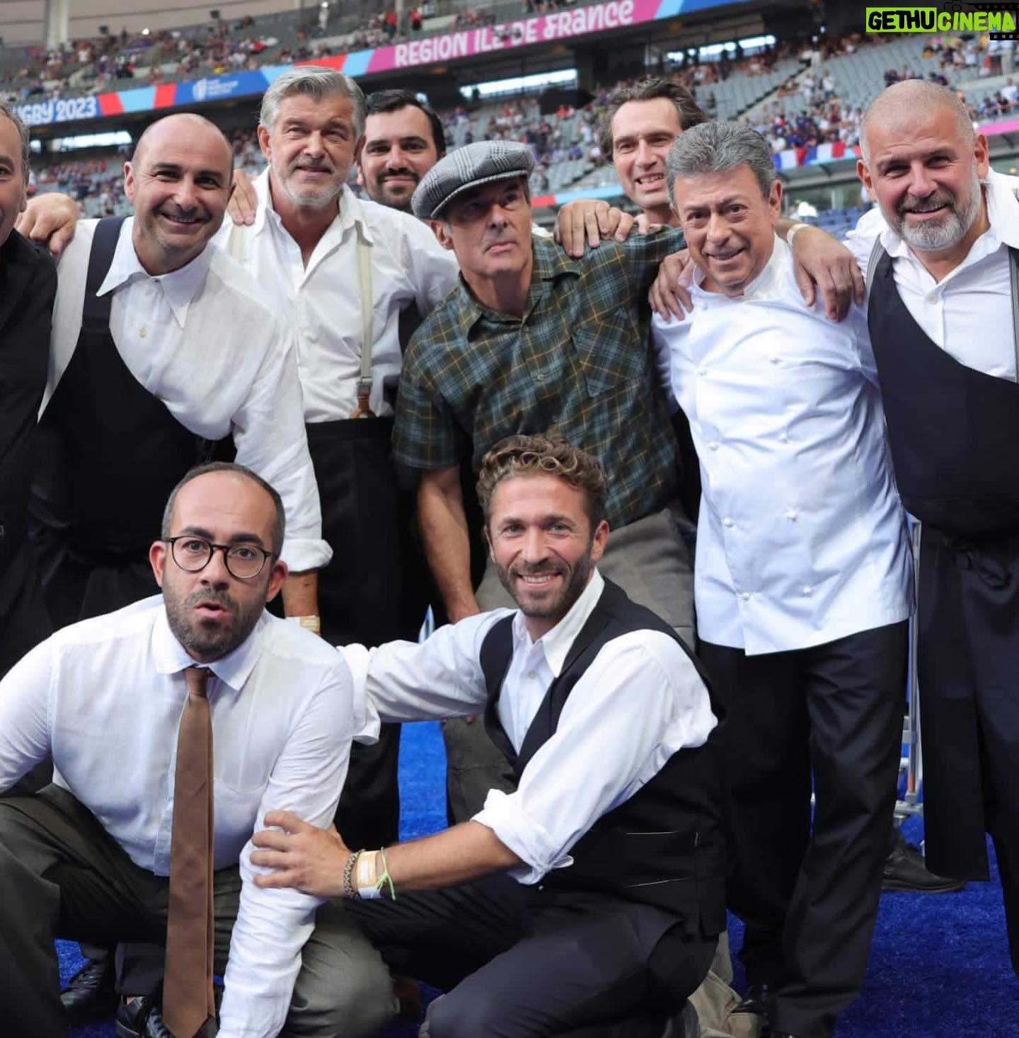Jean Dujardin - 119.6K Likes - « il faudrait essayer d’être heureux, ne serait-ce que pour donner l’exemple » jacques Prévert 😉🥰 Et BRAVO à nos bleus ! 👏🏻🇫🇷 @dreamed.by.us @rugbyworldcupfrance2023
