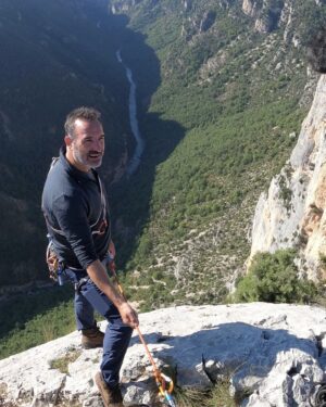 Jean Dujardin Instagram - SUR LES CHEMINS NOIRS de @denis_imbert_ d’après le récit de #sylvaintesson au cinéma le 22 mars @radarfilms_clementmiserez @apollo_distrib photo @thomasgoisque #gorgesduverdon