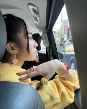 Jean Ho Instagram - 【 #還錢 】
還記得第一次看完劇本，就被小安的古靈精怪給吸引👻欣賞她突如其來的幽默感✨

感謝導演、監製，讓我有機會可以演出與以往不同面向的角色，希望大家喜歡小安🐈

還沒 #還錢 的朋友們趕快去看