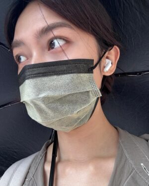 Jean Ho Instagram - 五月份的碎片分享🧩
1️⃣#血拾人生 殺青🔜有好多想分享的，期待播出好好跟大家分享這次的心路歷程
2️⃣固定與 @jackkuo_life 的大笑時間
3️⃣認真防曬的me
4️⃣跟友人爭論我的口罩到底有沒有戴反（？ 應該是對的吧
5️⃣抑揚頓挫很重要
6️⃣可愛的狗狗們需要一個家
7️⃣Yoga time 
8️⃣深層流汗時間
9️⃣沒事多喝水
